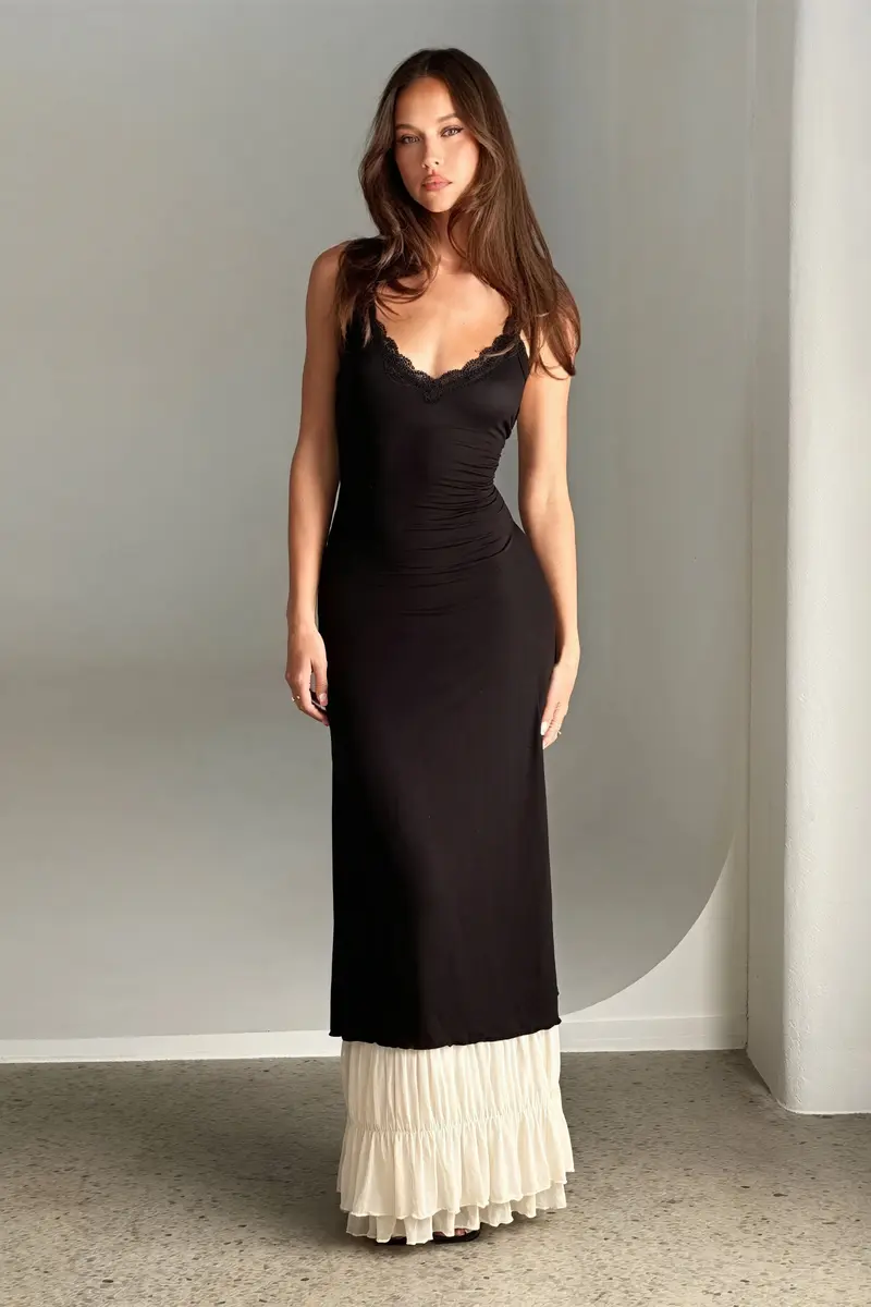 Abito Maxi Elegante con Dettagli in Pizzo