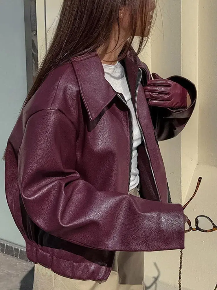 Bordeauxrote Kunstlederjacke mit stilvollem Reverskragen und Reißverschlussdetail