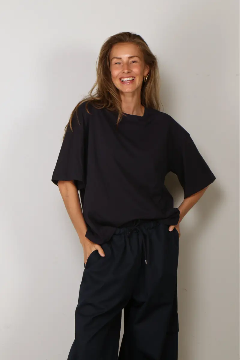 BYLOTTE Studios - T-shirt - Hailey Tee - Navy