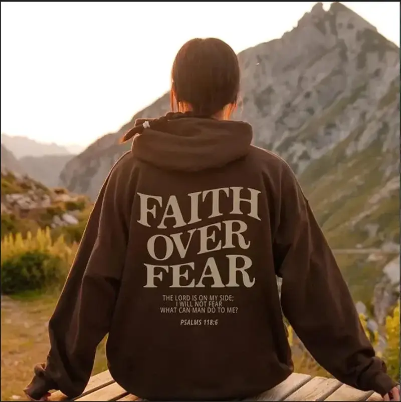 Carlena | Bluza damska z nadrukiem Faith Over Fear z kapturem
