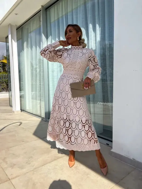 Carlena | Elegancka koronkowa sukienka midi z bufiastymi rękawami
