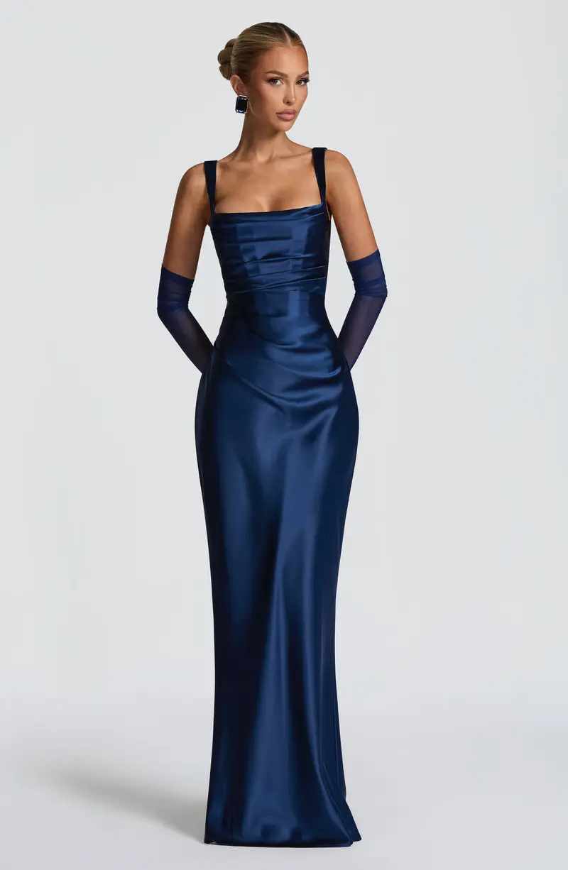 Carlena | Elegancka satynowa suknia maxi z kwadratowym dekoltem