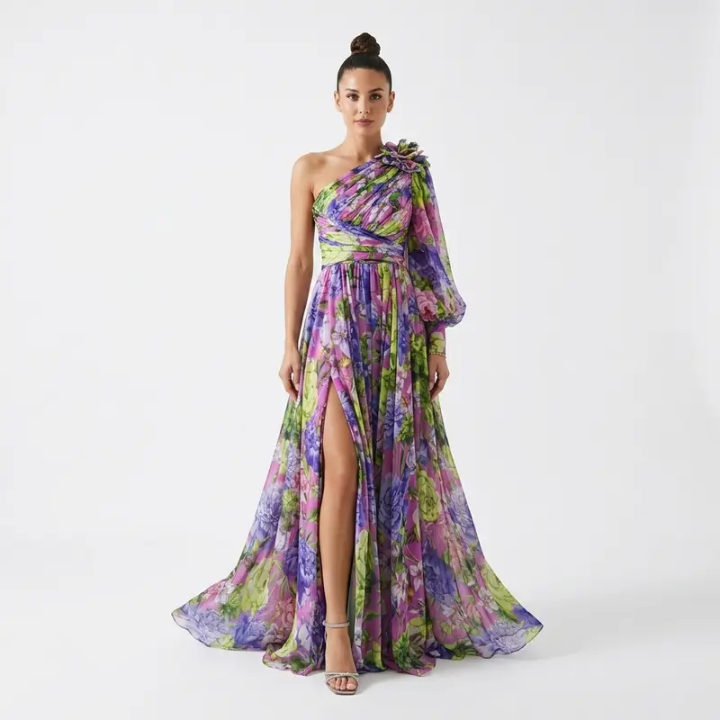 Carlena | Elegancka Sukienka Maxi na Wesele z Asymetrycznym Dekoltem i Rozcięciem