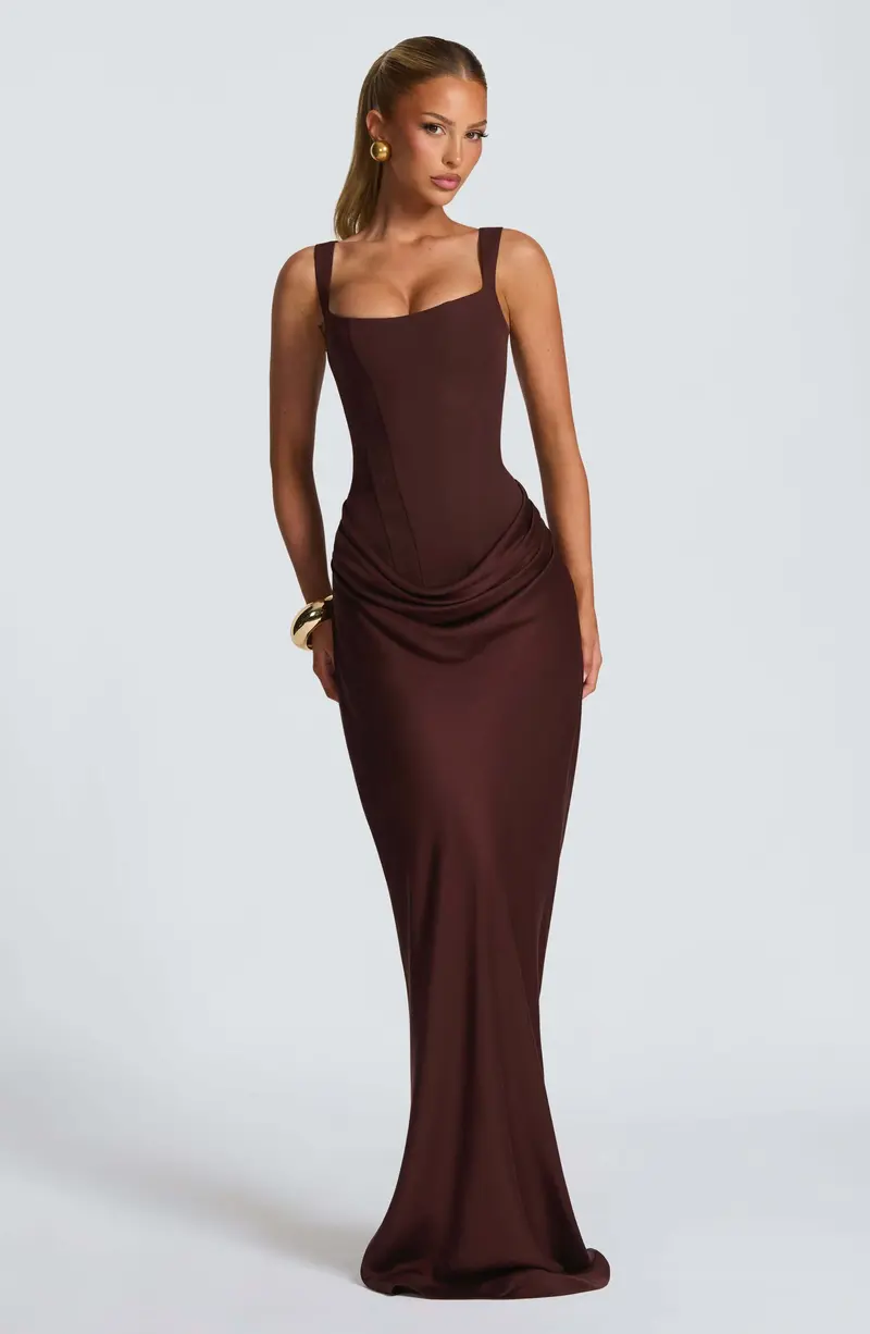 Carlena | Elegancka sukienka maxi z kwadratowym dekoltem