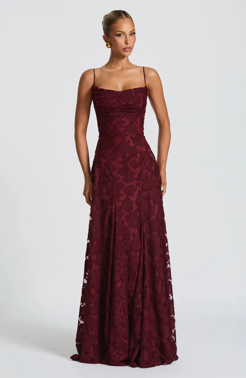 Carlena | Elegancka sukienka maxi z kwiatową koronką
