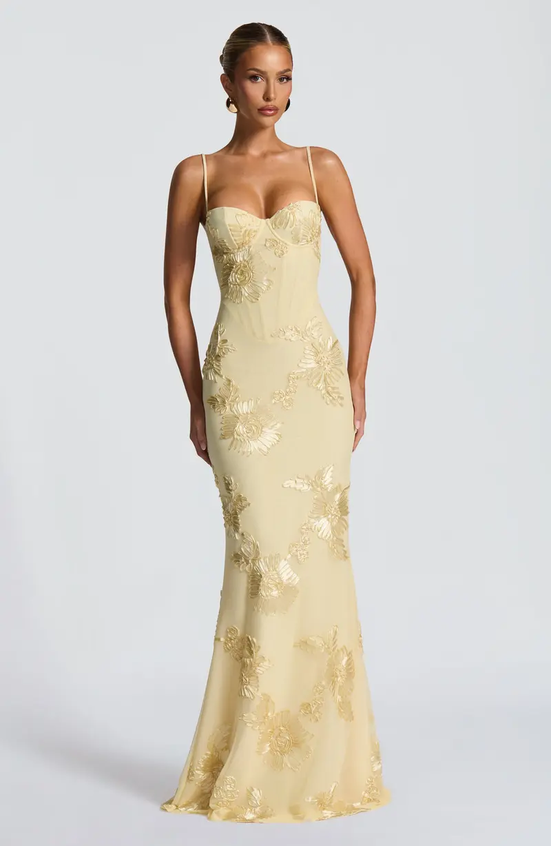 Carlena | Elegancka sukienka maxi z kwiatowym haftem 3D