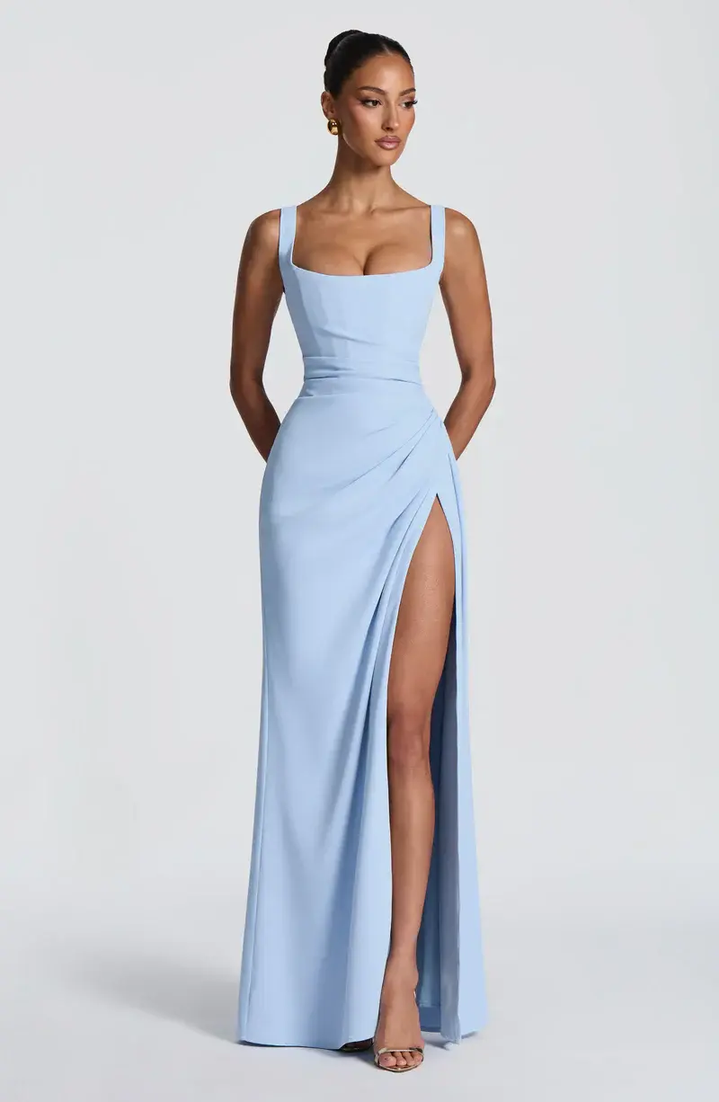 Carlena | Elegancka sukienka maxi z rozcięciem i kwadratowym dekoltem
