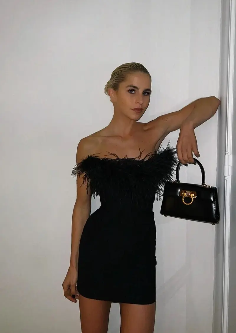 Carlena | Elegancka sukienka mini bez ramiączek z piórami | Aleksandra