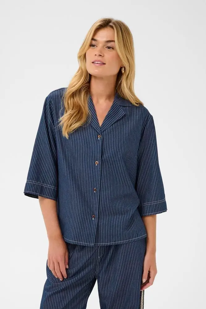 Cream blouse denim shirt donker blauw navy pinstripe CRagate boxy fit rossland