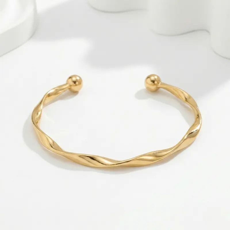 Damen Gedrehter Offener Armreif mit Kugelenden in Goldoptik | Shop Nory