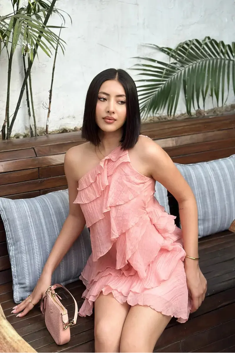 Damen Mini Kleid Mit Rüschenlagen Und Asymmetrischem Ausschnitt