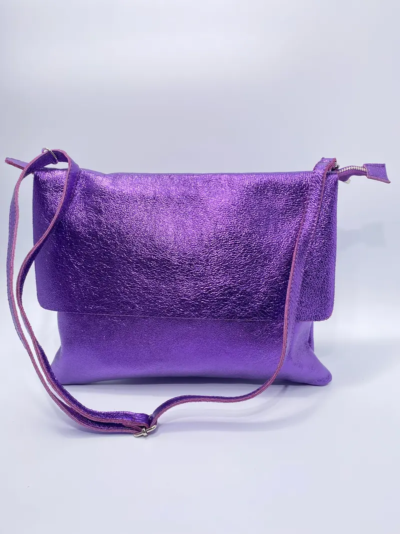 Envelope crossbody bag in metallic paars
