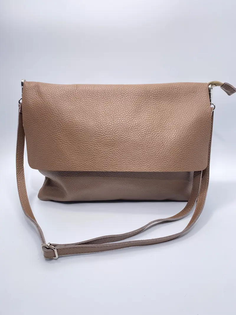 Envelope crossbody bag in taupe mat leer