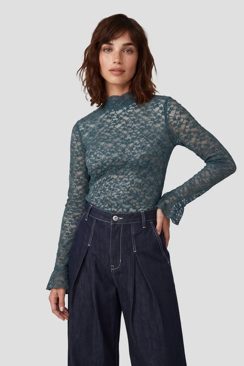 Fluresk kanten longsleeve blauw groen model Leena top azuur green