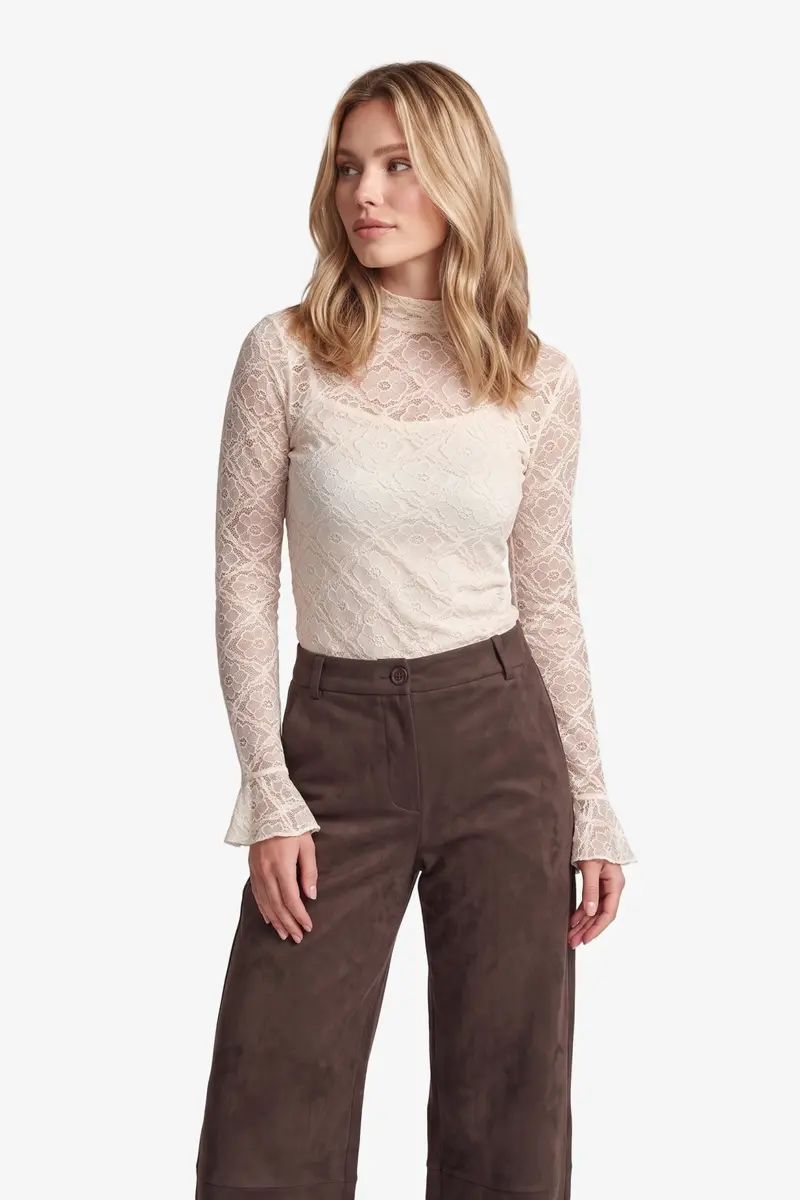 Fluresk kanten longsleeve off white model Leena top