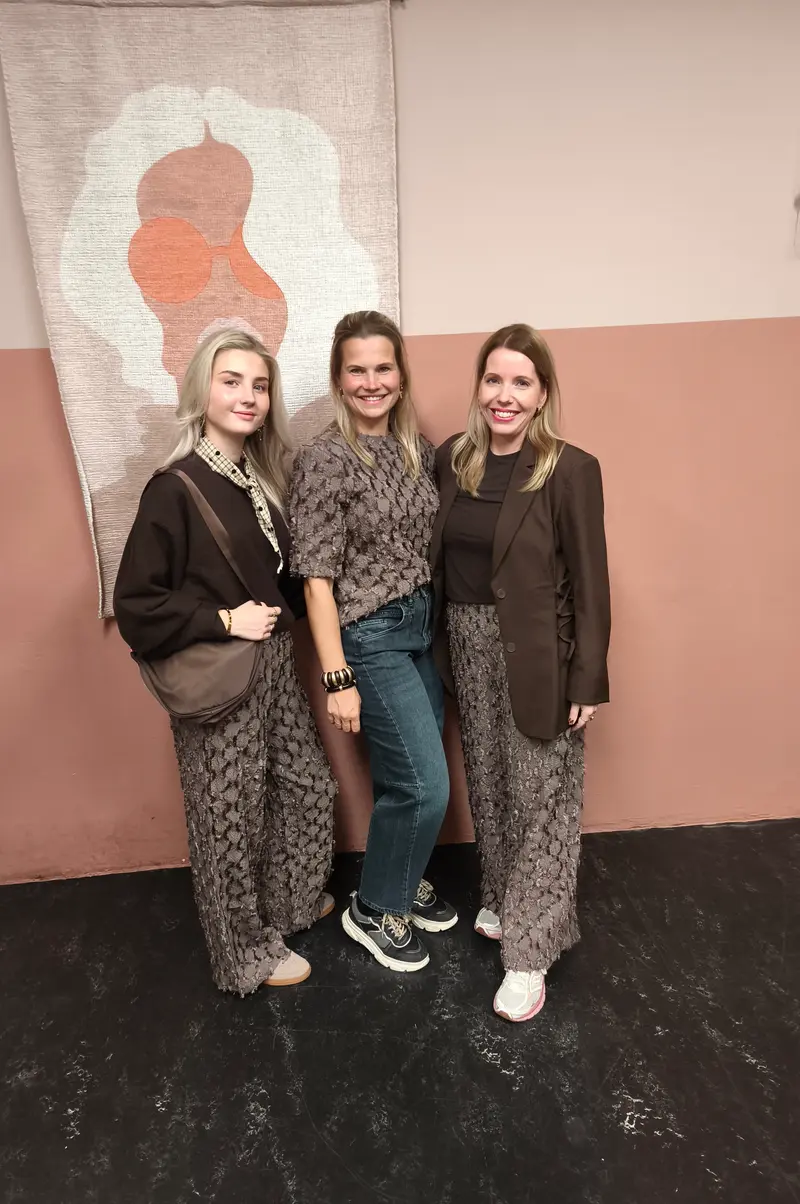 Fluresk shirt bruin met structuur model Luisa dark chocolate