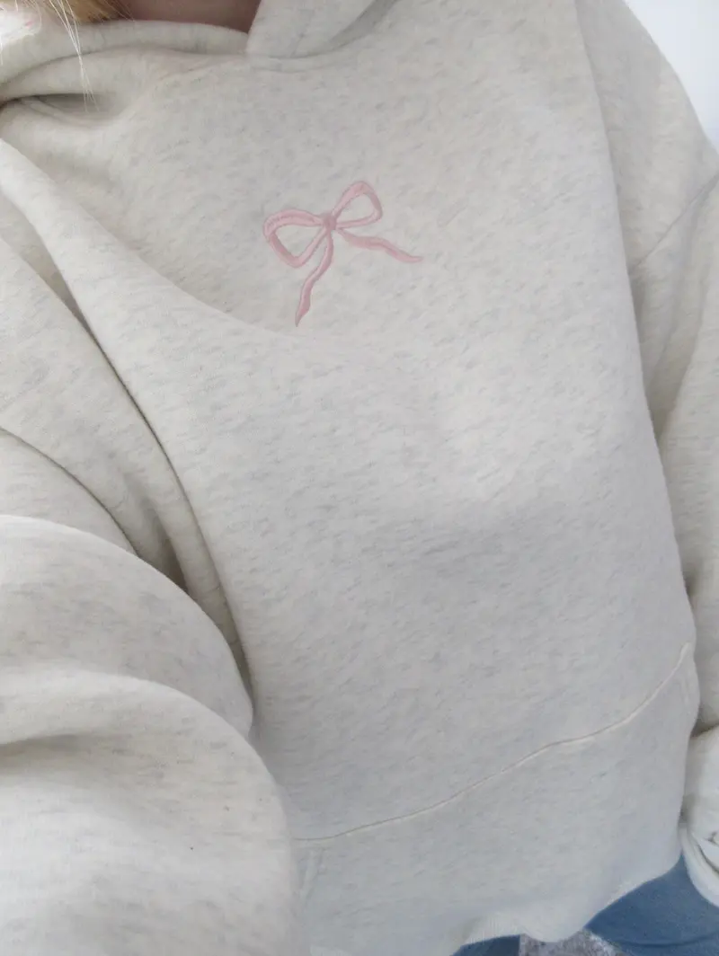 Frida I Casual Chic Haftowana bluza z kapturem i kokardą