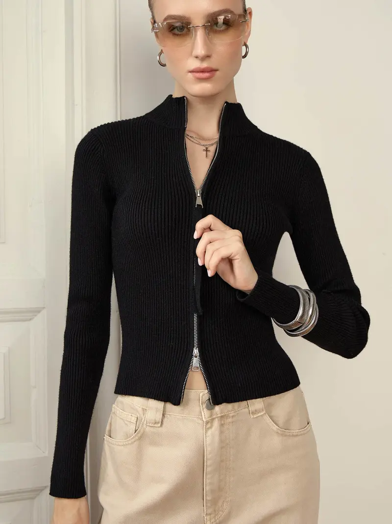 Gemütlicher gerippter Strickpullover mit hohem Reißverschlussdetail