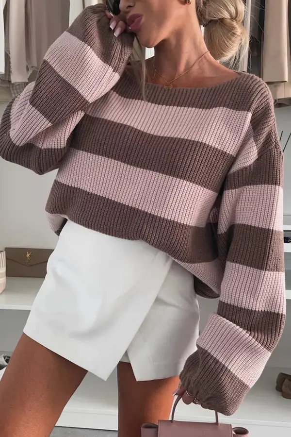 Gemütlicher gestreifter Strickpullover mit Rundhalsausschnitt