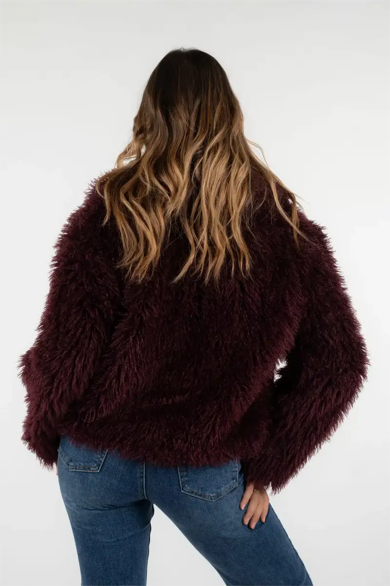 Gemütlicher Plüsch-Kunstpelzmantel für winterliche Eleganz