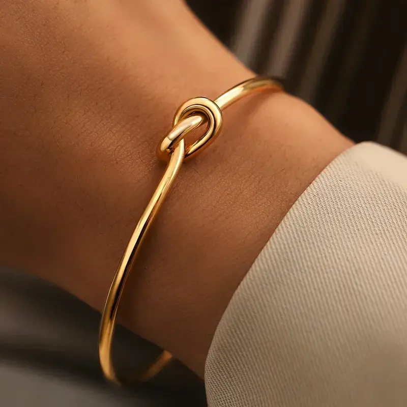 Golden bracelet with Knot