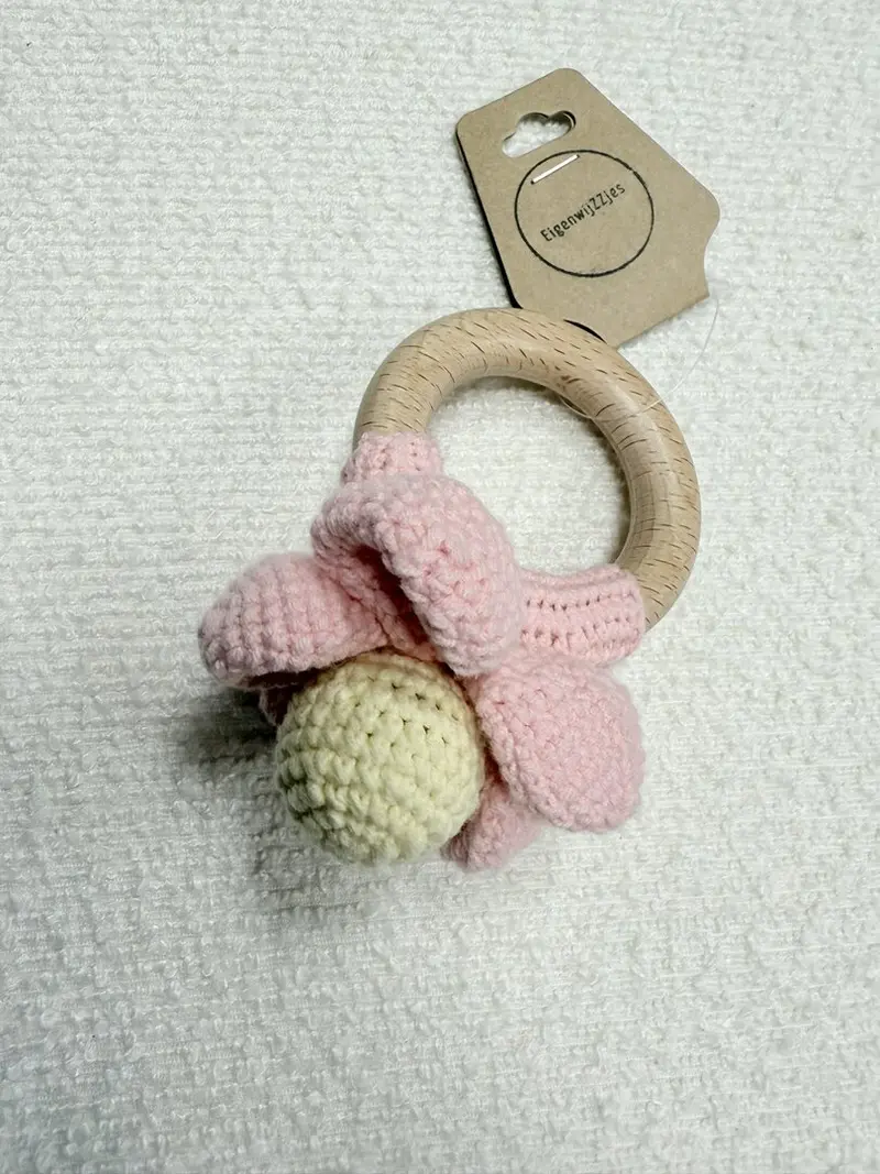 Houten rammelaar bloem roze