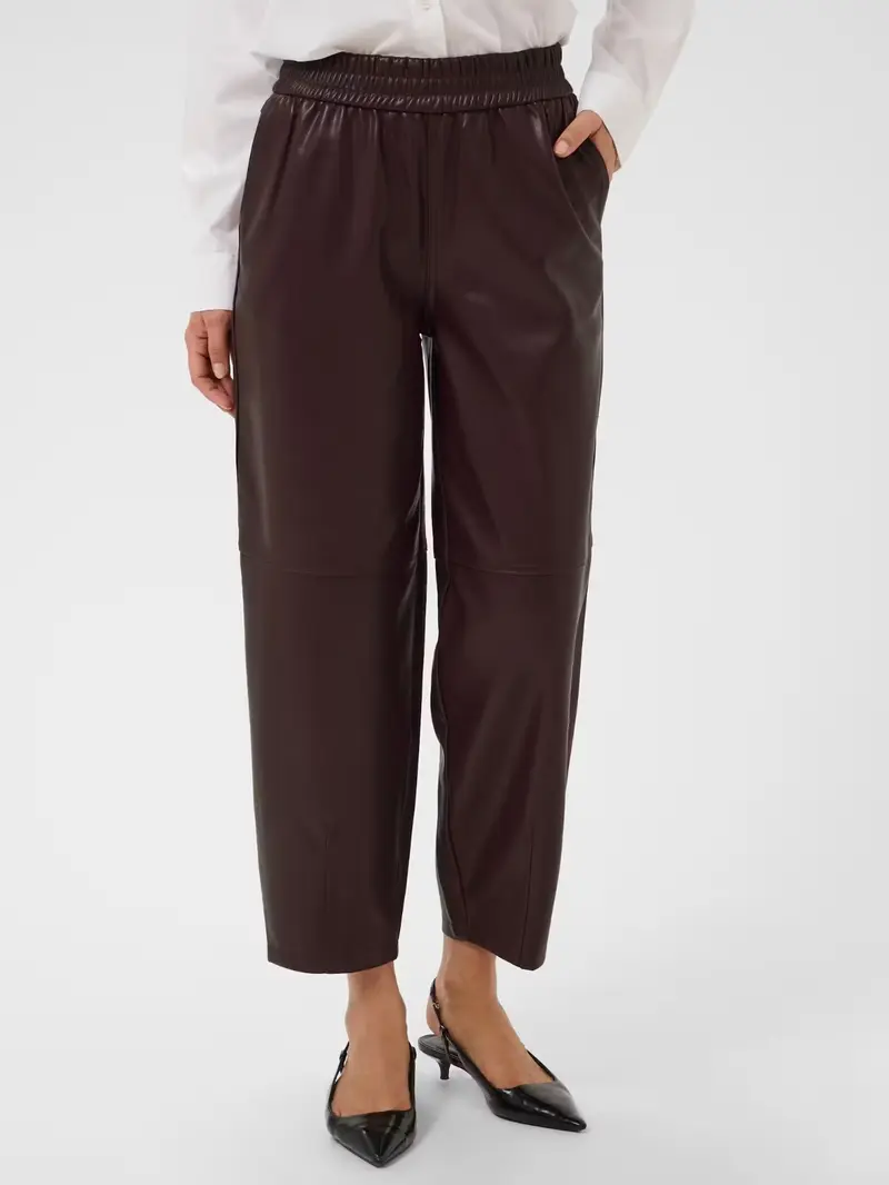 Kaffe broek leather look bordeaux rood barrel fit enkel lengte KAarense Broek fudge red