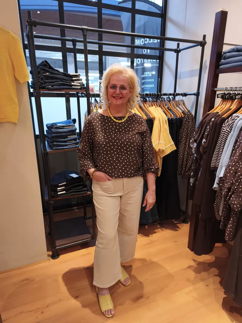 Kaffe donker bruine blouse met witte stippen model KAnadira coffee bean