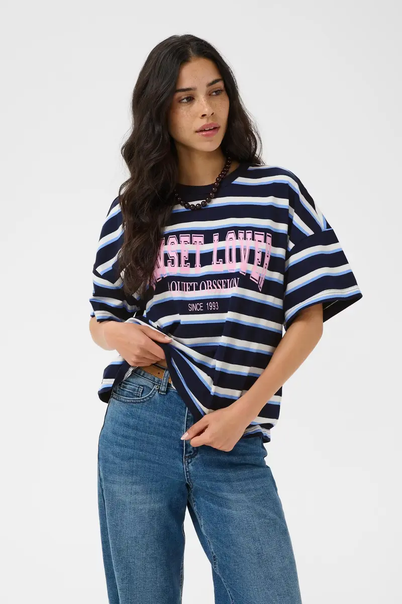 Kaffe T-shirt do nker blauw met strepen roze tekst model KAeloise midnight blue striped