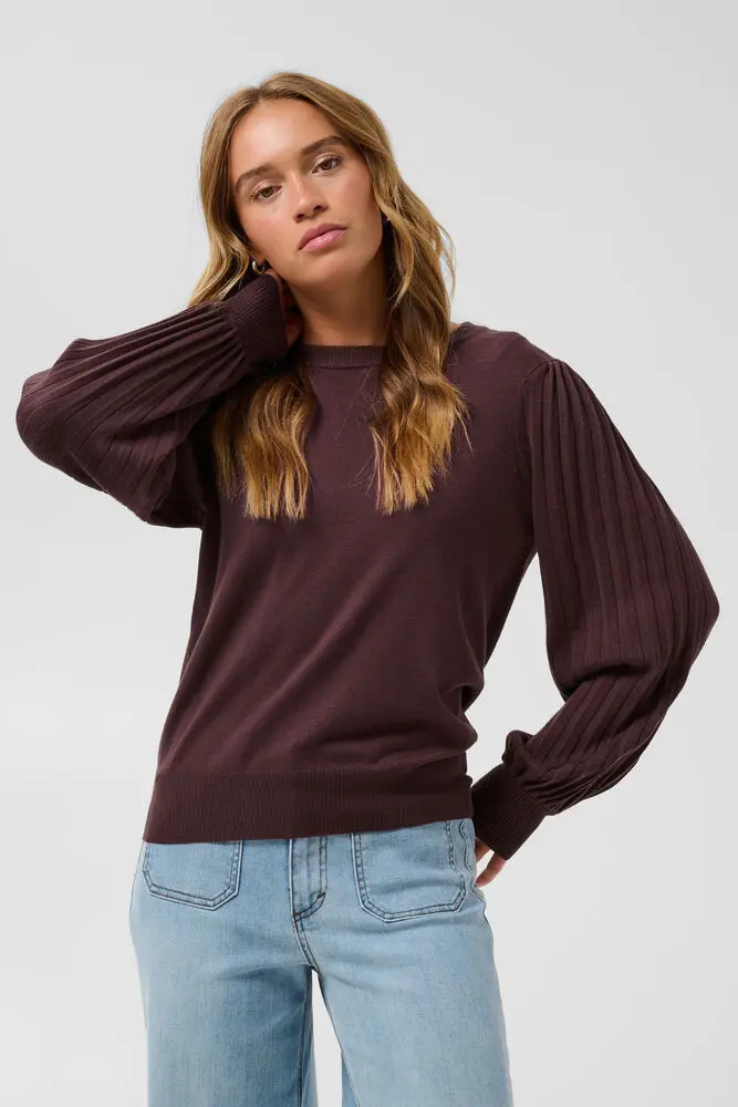 Kaffe trui bordeaux aubergine kleur model KAlone knit pullover fudge