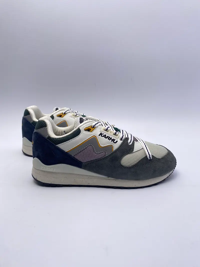 Karhu Synchron classic gunmetal / Bright white