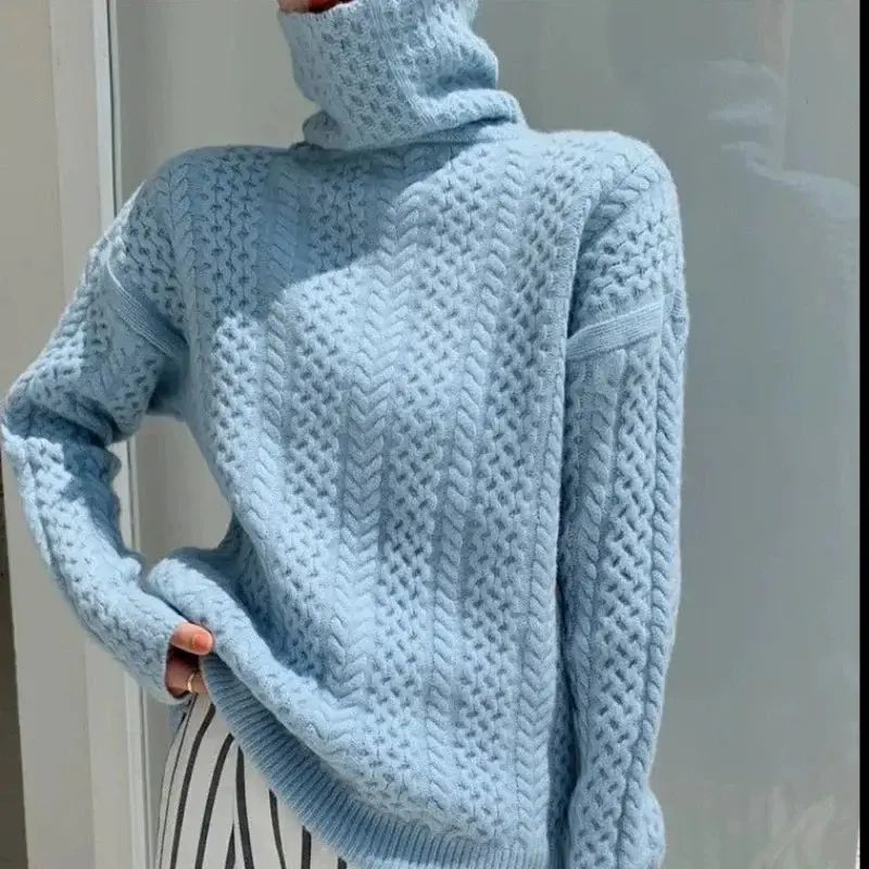 Magda | Damski sweter w warkoczowy splot z golfem