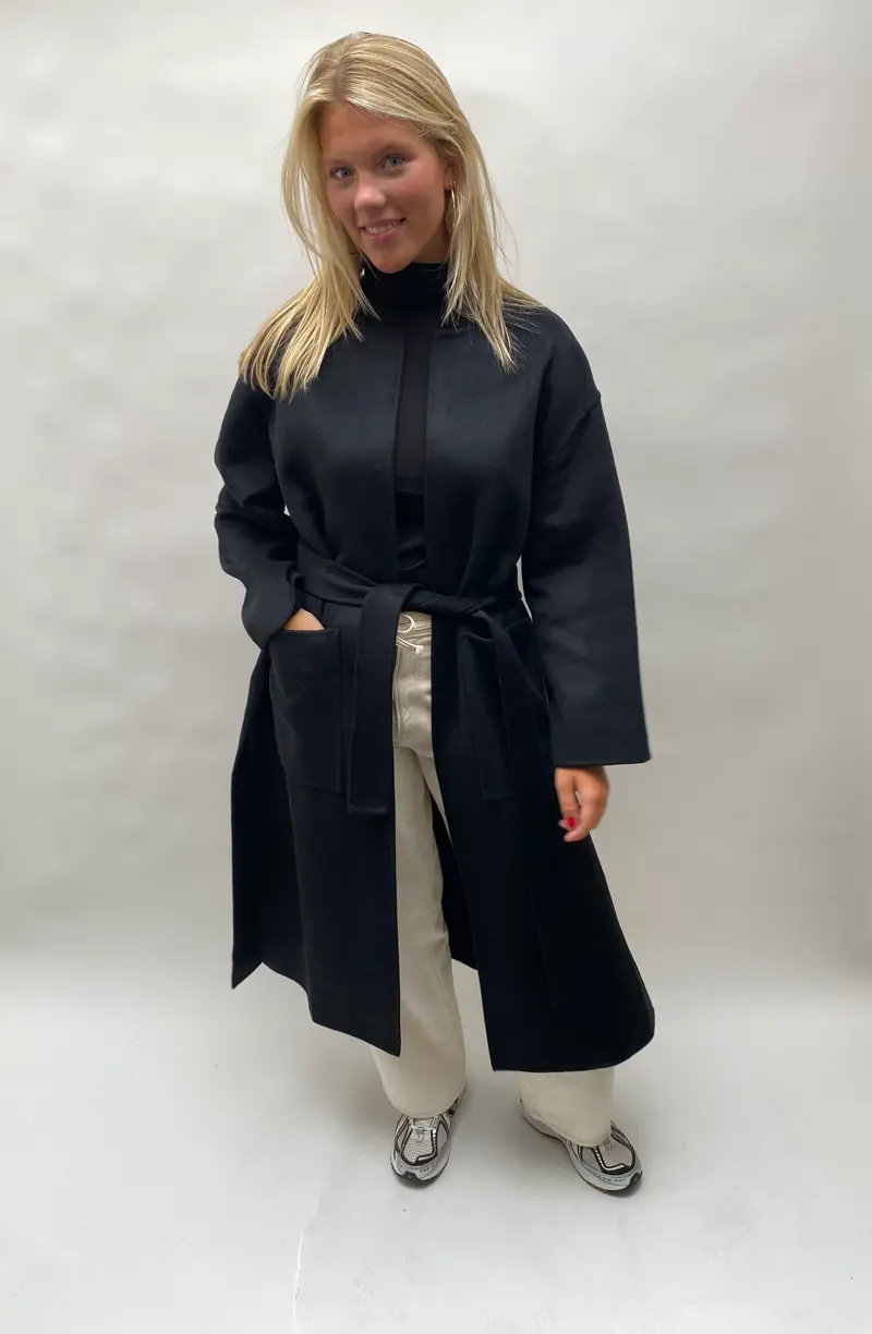 Milla coat black