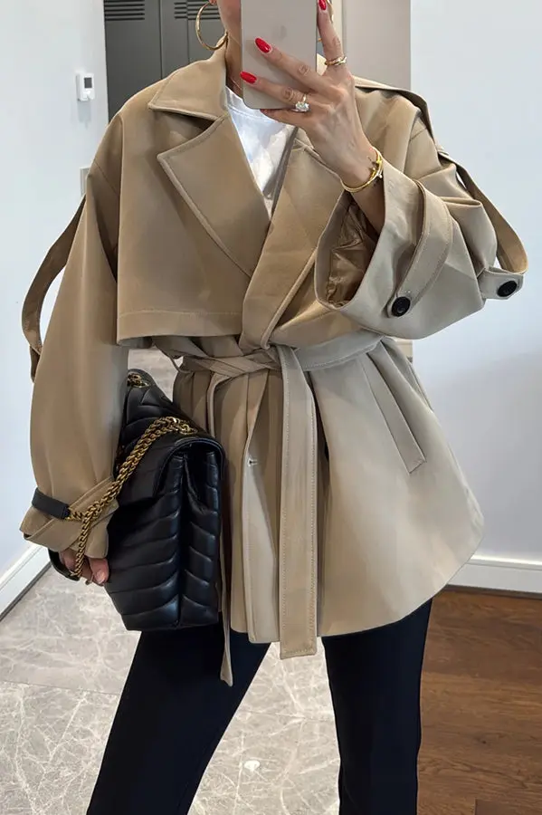Modischer urbaner Trenchcoat mit Gürtel, Revers und Knopfdetails