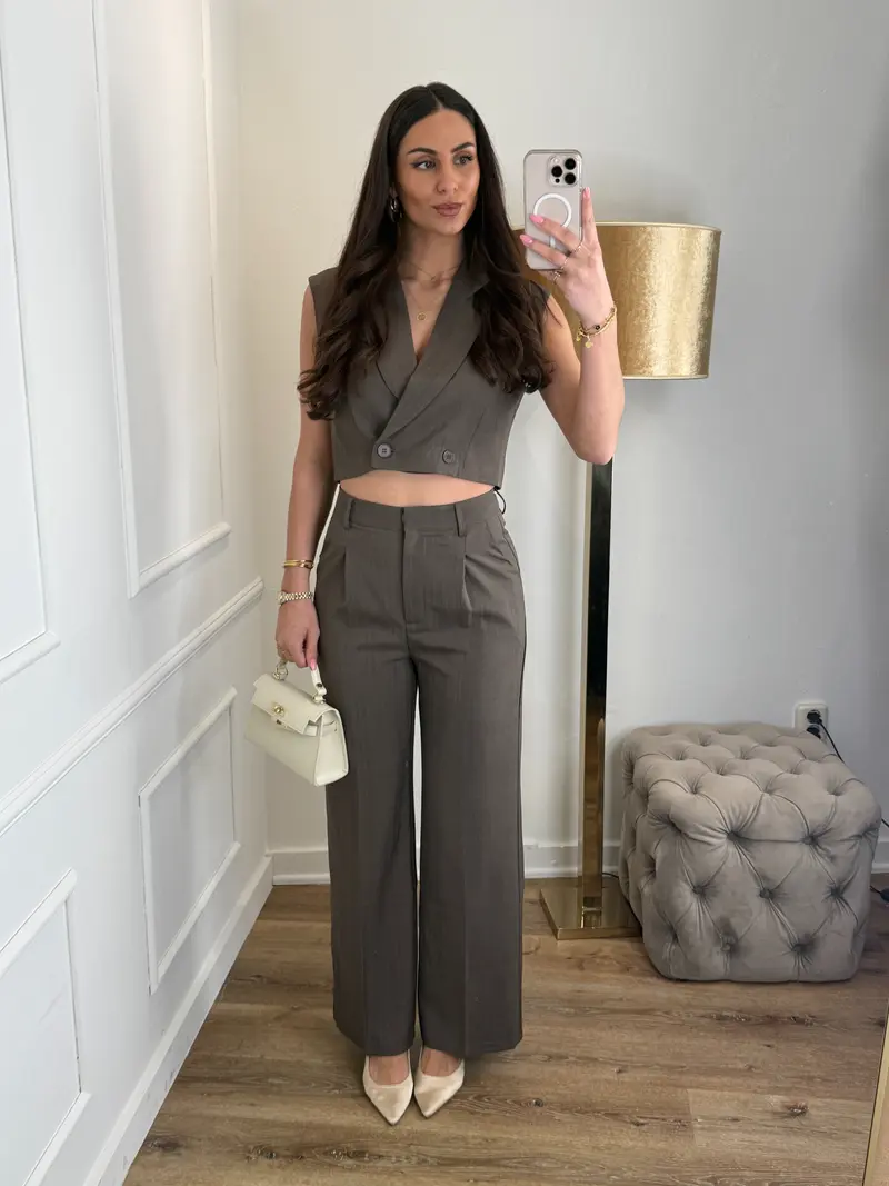 Monica set bruin