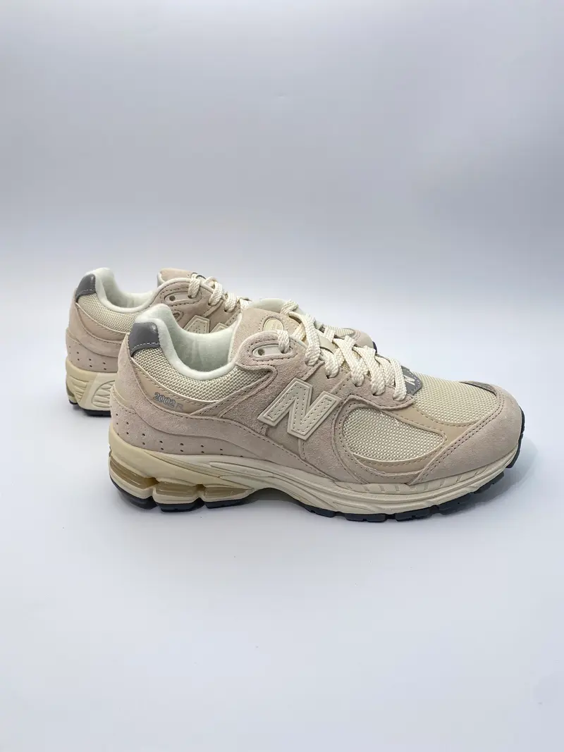 New balance M2002RCC Calm taupe met angora en silver metallic