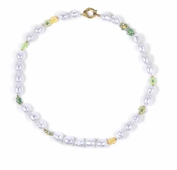 Parelketting met groene bloem details