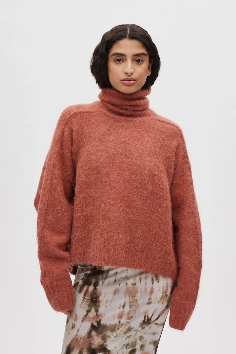 Rabens Saloner mabeka fluffy knit funnel neck sweater redwood