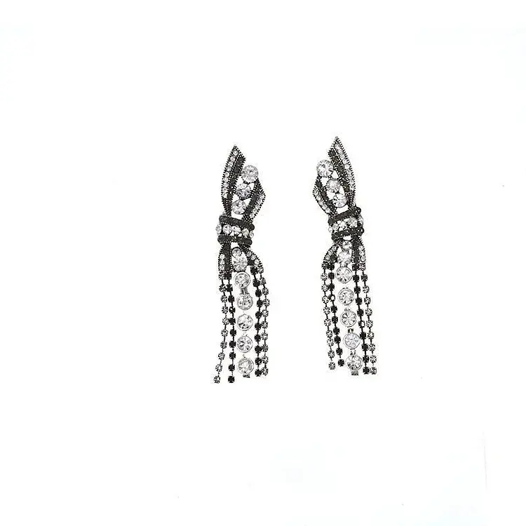 Schillernde Hängeohrringe mit Schleife – Annelise | Shop Nory
