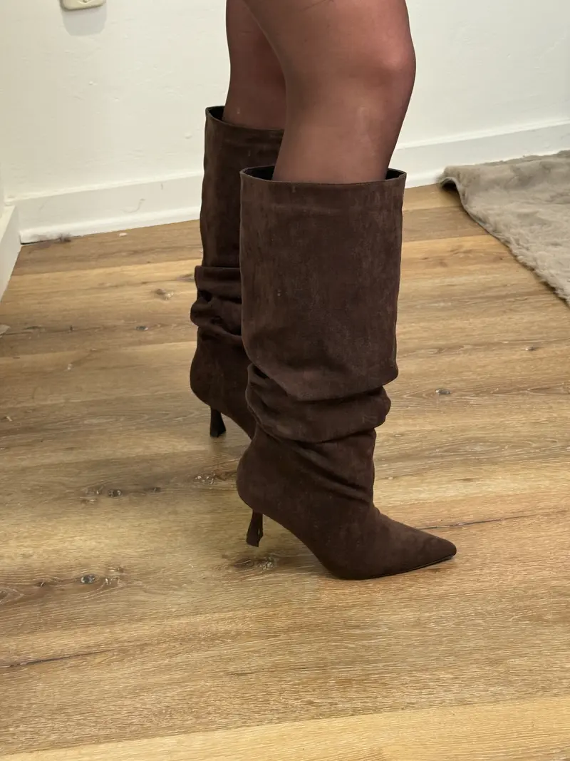 Suede laarzen met kitten heel - bruin