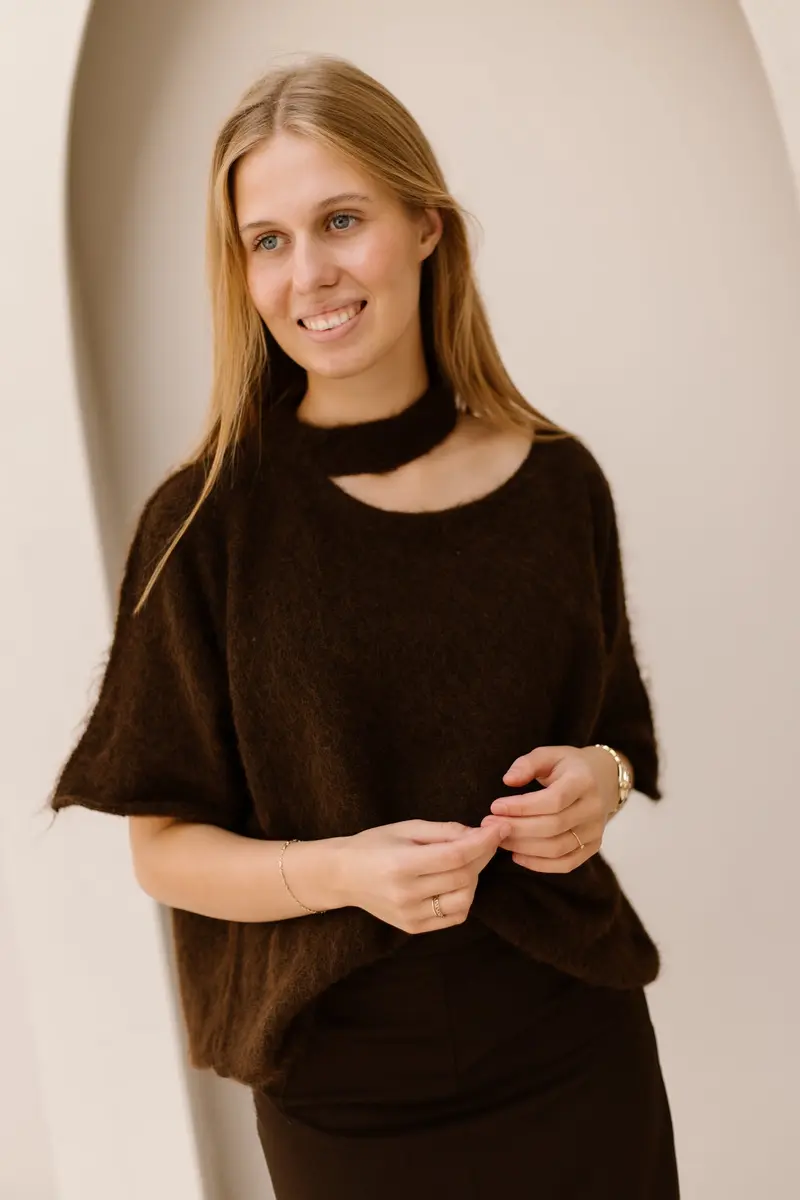 Truitje alpaca one shoulder bruin