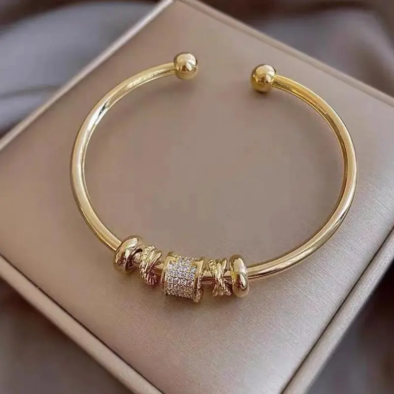 Verstellbares Armband mit goldenen Charms | Shop Nory