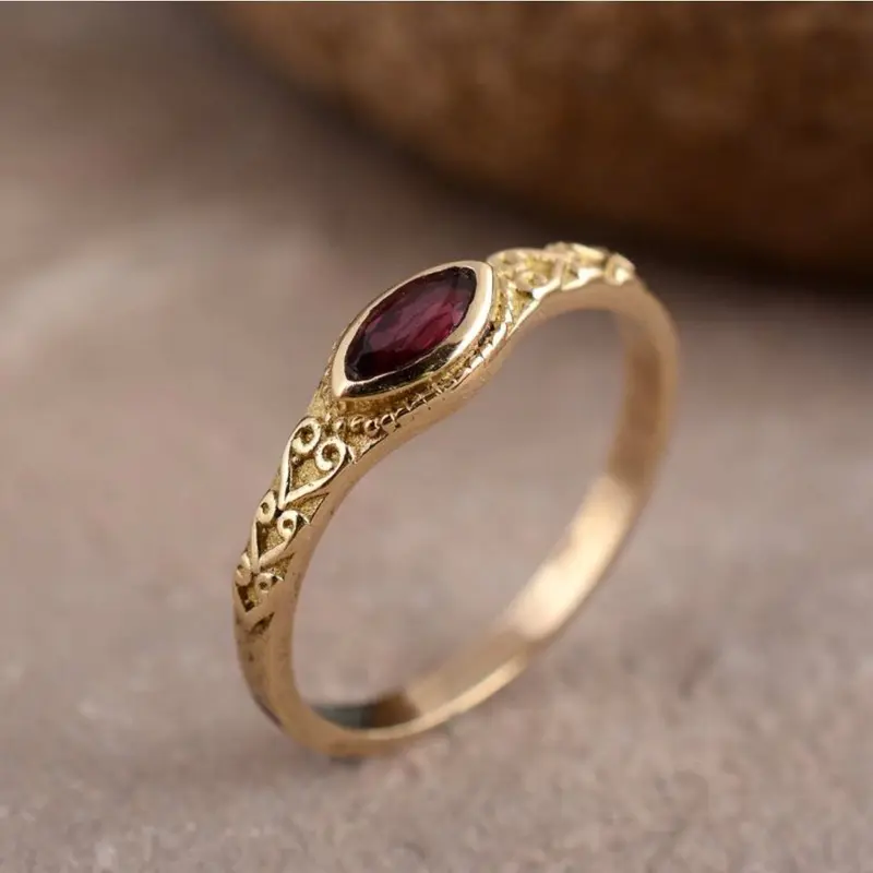 Vintage Rote Einlege-Stein Goldring | Shop Nory