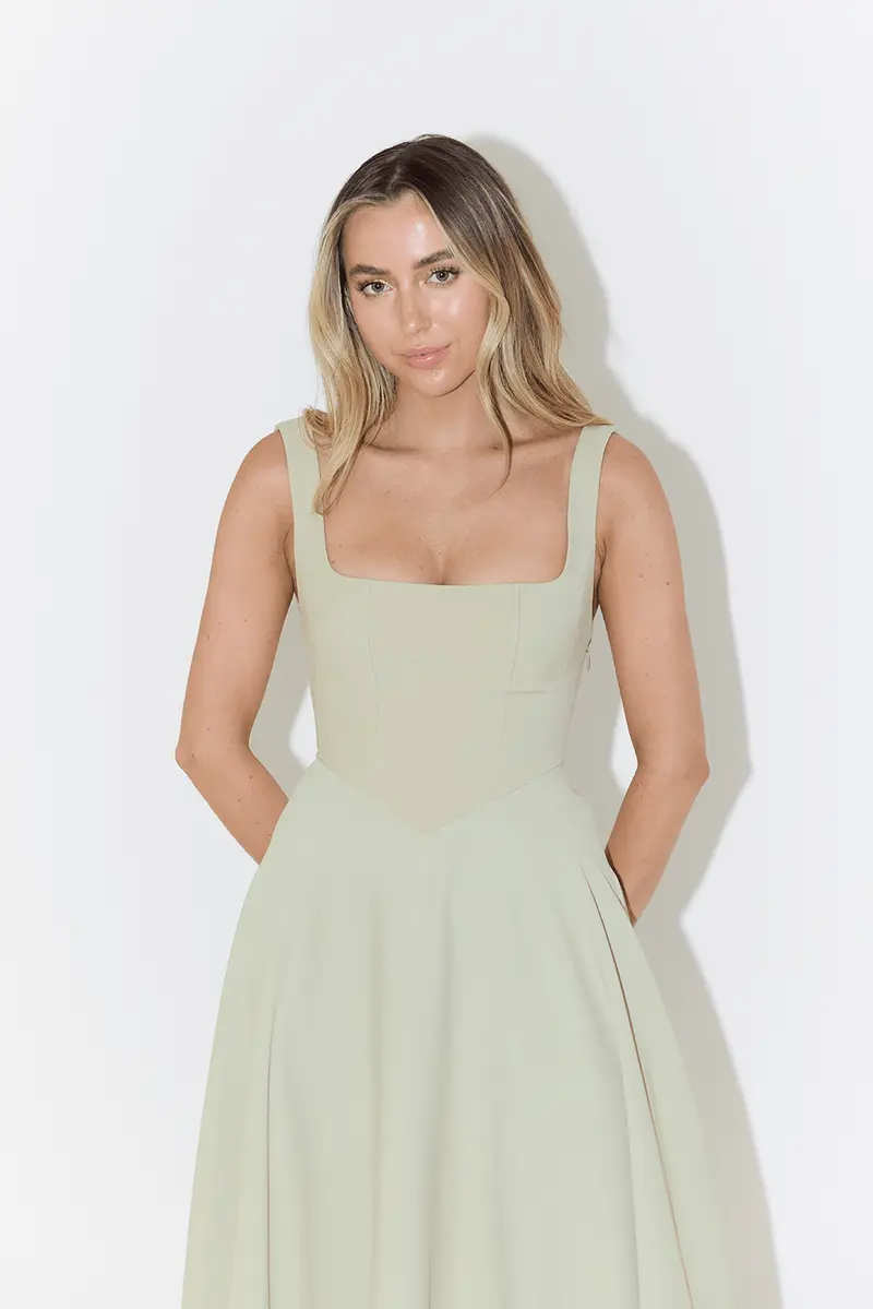 Women Dress Sleeveless V-Neck Pleated Knee Length Fit