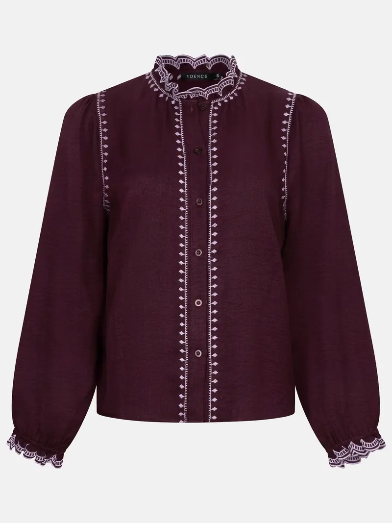 Ydence blouse aubergine met lila detail model Hannah Plum