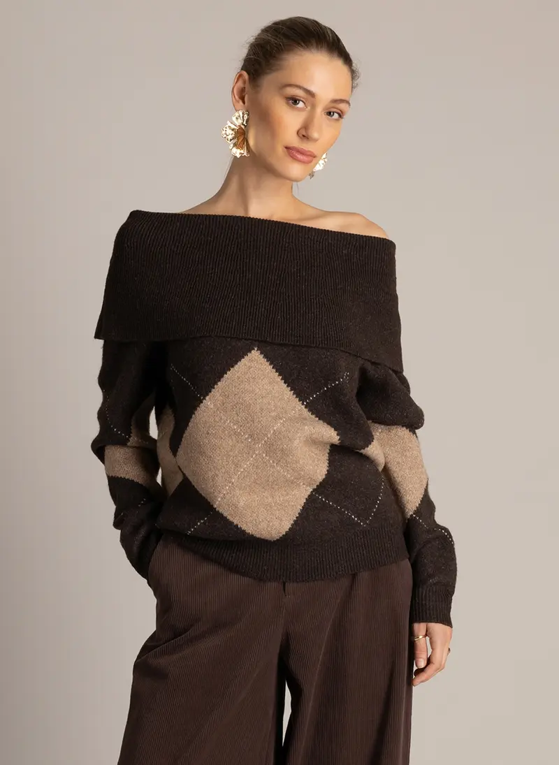 Yest trui offshoulder argyle bruine print model Umara brown