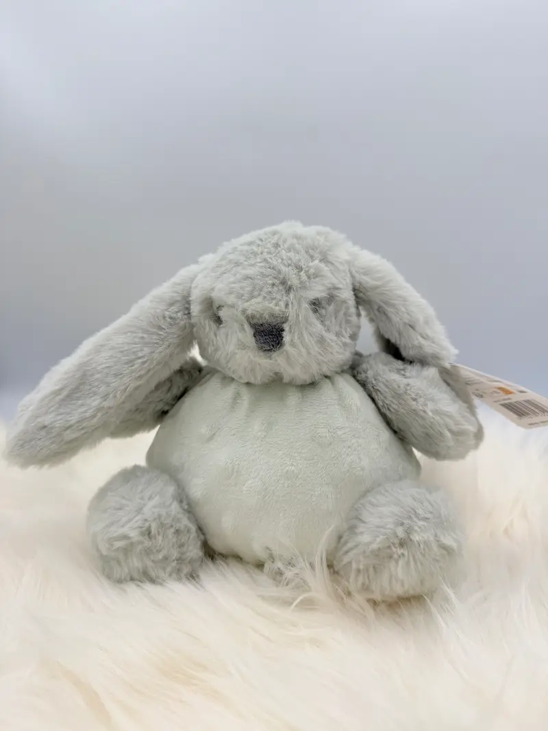 Zittend knuffel konijn met rammelaar mint