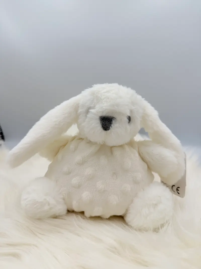 Zittend knuffel konijn met rammelaar wit