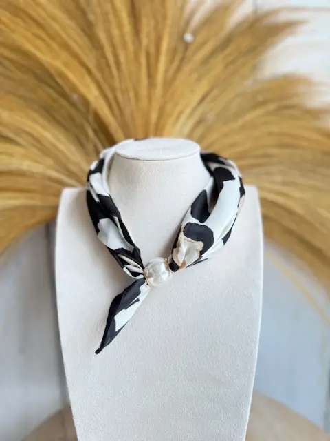 Zwart wit sjaaltje met dierenprint en parel – haar sjaal dames trendy
